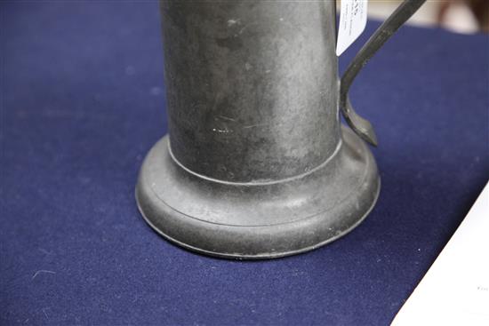 A Charles II Beefeater pewter flagon, probably Robert Marten (1638-1674), 9.25in.